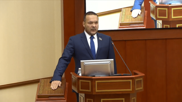 Константин Авершин мәжіліс депутаты ретінде ант берді