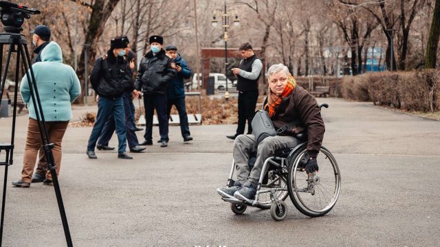 «Күніне екі-ақ памперс». Алматыда мүгедектігі бар азаматтар нені талап етті?