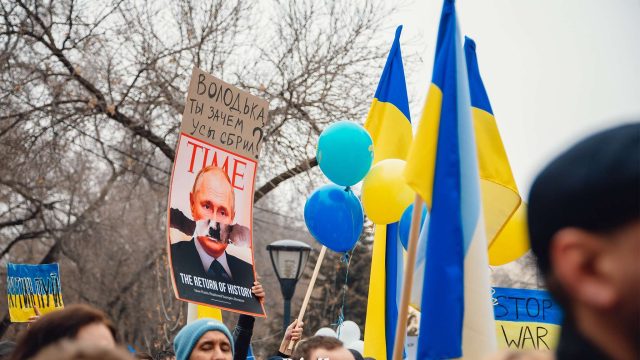 Алматыда жұрт Ресей агрессиясына қалай қарсылық білдірді? Фоторепортаж