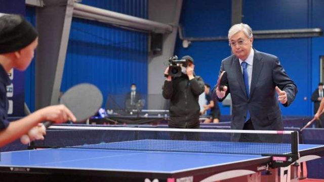 Президент жас спортшымен теннис ойнады