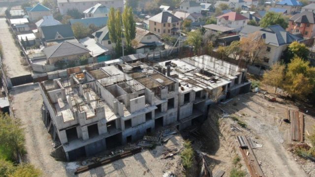 Алматыда заңсыз салынып жатқан 12 қабатты үй сүріледі