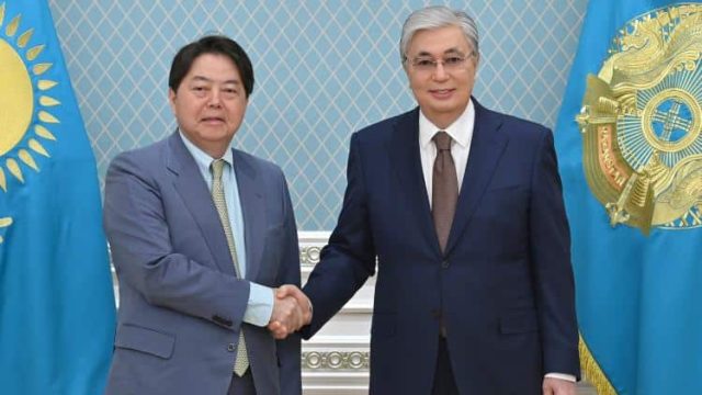 Тоқаев Жапония премьер-министрін Қазақстанға шақырды