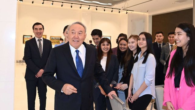 Назарбаев оқушылардың шығармашылық жұмысы қойылған көрмеге барды