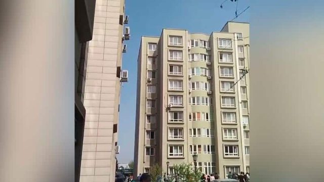 Алматыда тоғыз қабатты үйден өрт шығып, 65 адам эвакуацияланды