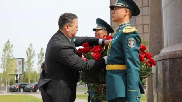 Президент әкімшілігі Рақымжан Қошқарбаевтың ескерткішіне гүл шоғын қойды