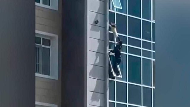Нұр-Сұлтан тұрғыны терезеде тұрған 3 жасар қызды құтқарып қалды