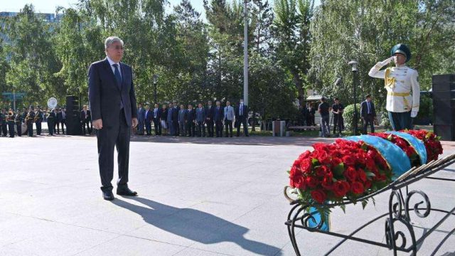 Президент саяси қуғын-сүргін және ашаршылық құрбандарының рухына тағзым етті