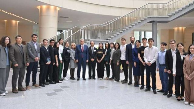 Тоқаев Назарбаев университетіндегі қонақтар кітабына қолтаңбасын қалдырды