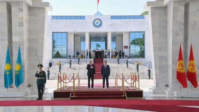 Жапаров «Ақ кеме» мәрмәр шатырында Тоқаевты ресми қарсы алды