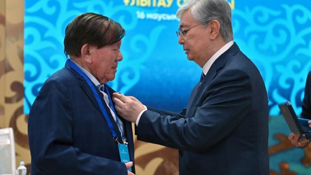 Мұхтар Шахановқа «Қазақстанның еңбек ері» атағы берілді