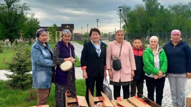 Талғар ауданында іскер әйелдер көпбалалы отбасыларға қайырымдылық көрсетті