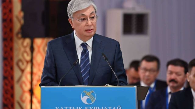 Тоқаев қазақ тілінің мәртебесін талап етуден қоғамда жанжал тууы мүмкін деп қауіптенеді