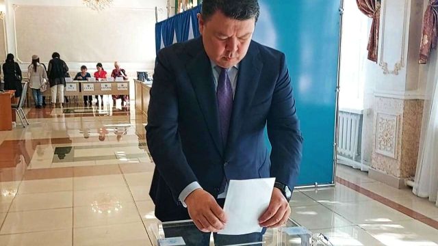 Бозымбаев Конституцияға ұсынылған түзетулер бойынша референдумда дауыс берді