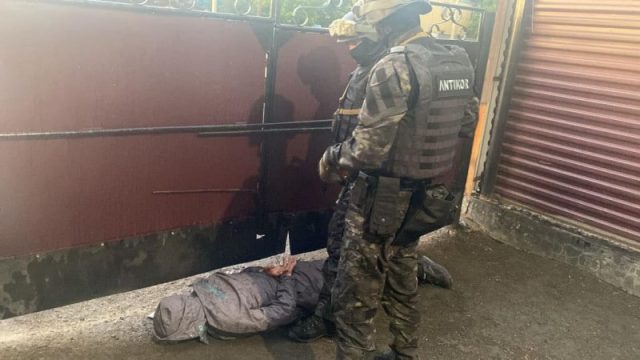 Антикор кәсіпкерден ақша талап еткен қылмыстық топ мүшесін ұстады
