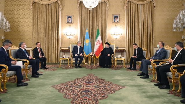 Тоқаевтың Иранға алғашқы сапары: шағын құрамдағы келіссөз қалай өтті?