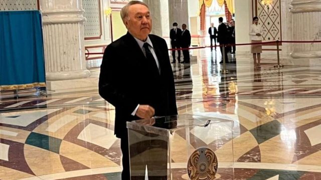 Назарбаев та референдумға барды