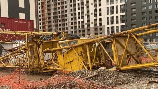 Нұр-Сұлтанда қатты желден мұнара краны құлады
