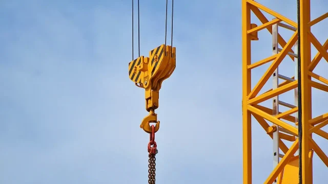 Алматыда құрылыс алаңында кран құлап, бір адам қаза болды