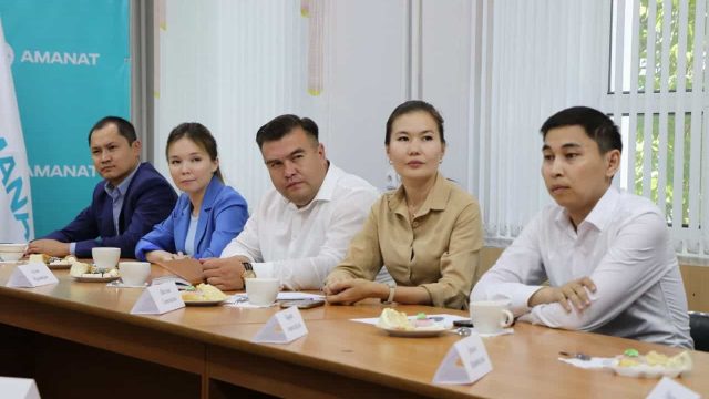 Батыс Қазақстан облысының әкімі «Жастар рухының» өкілдерімен кездесті