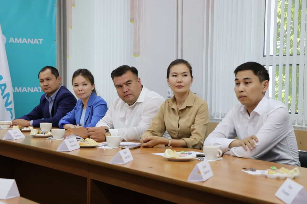 Батыс Қазақстан облысының әкімі «Жастар рухының» өкілдерімен кездесті