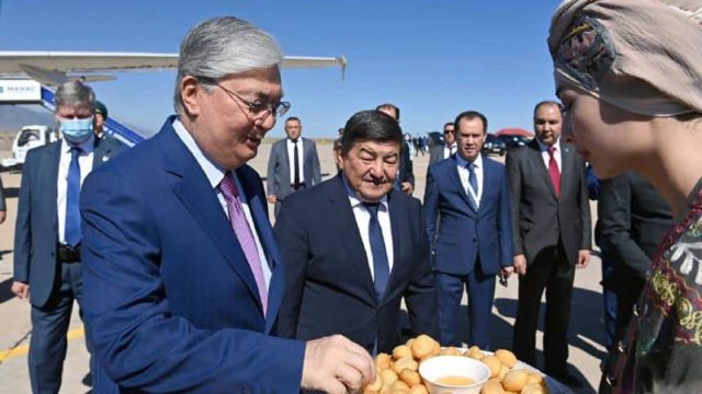 Тоқаев Қырғызстанның Шолпан-Ата қаласына ұшып барды