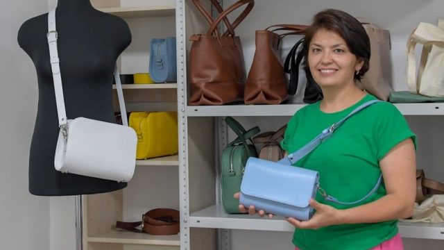 Конаевта нәзік жанды Мадина теріден сөмке тігеді