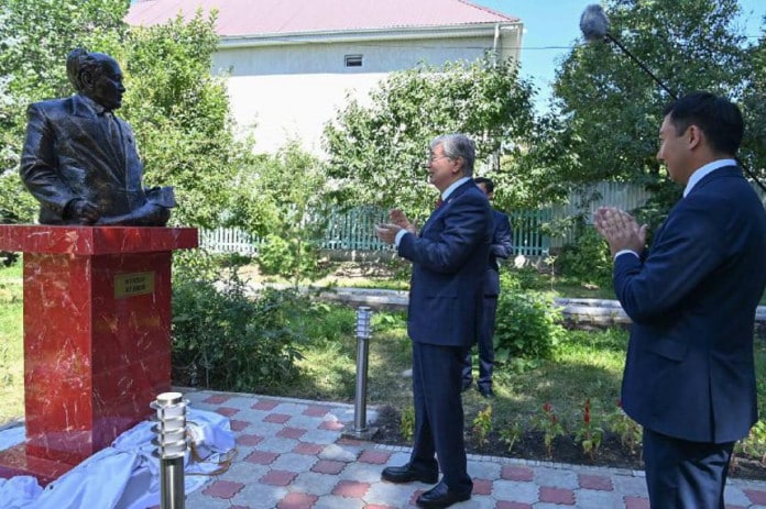 Мұхтар Әуезов, Тоқаев