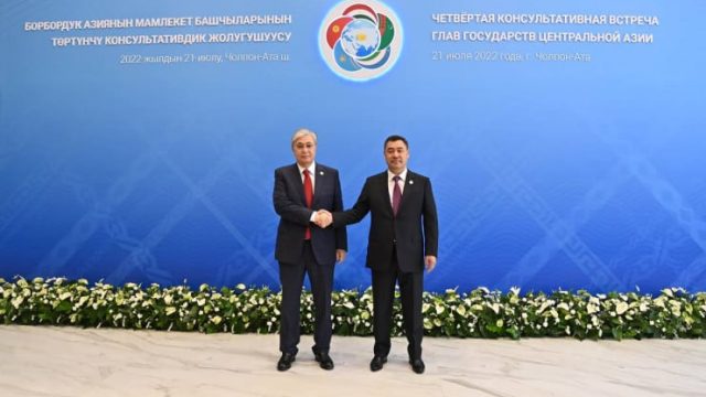 Қырғызстанда Тоқаев пен Жапаровтың қол алысу рәсімі өтті