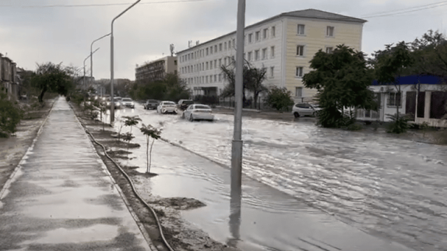 Ақтауда толассыз жауын салдарынан көшелерді су басты