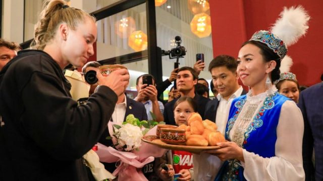 Уимблдон жеңімпазы Елена Рыбакина елге оралды