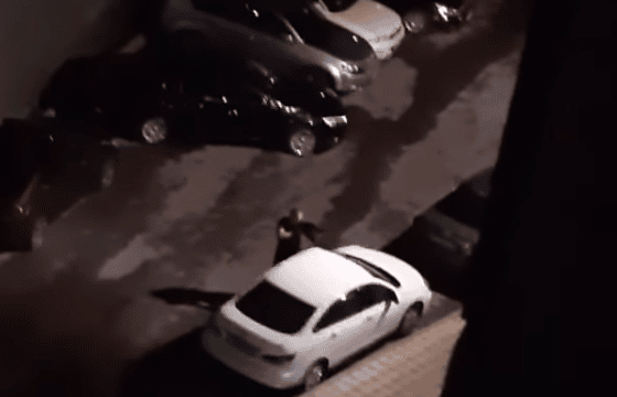 Алматыда тұрғын үйлер арасында қарумен жүрген ер адам ұсталды