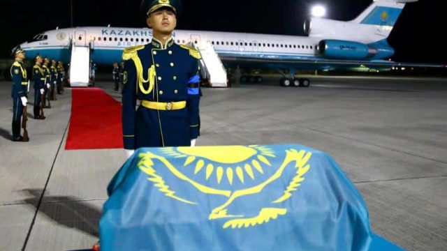 Соғыста қаза болған қазақстандық жауынгердің сүйегі елге жеткізілді