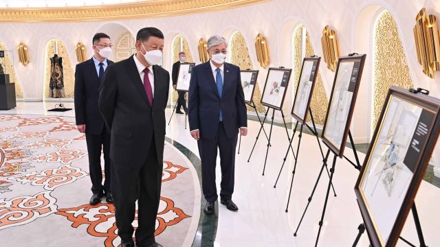Тоқаев ҚХР төрағасын «Алтын Қыран» орденімен наградтады