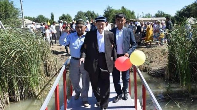 Отырарда 84 жастағы зейнеткер ауылына көпір салып берді