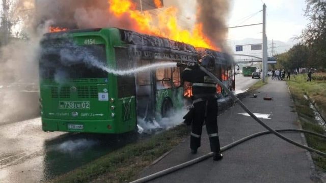 Алматыда жолаушылар автобусы өртенді