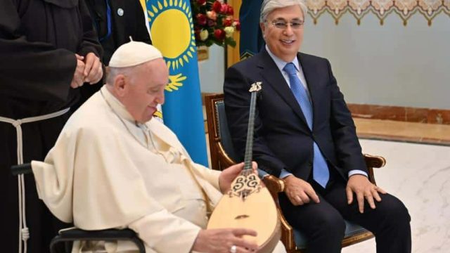 Қасым-Жомарт Тоқаев Рим Папасына естелікке домбыра сыйлады