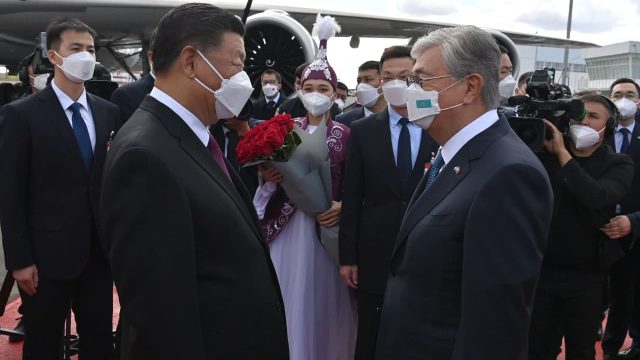 Тоқаев Си Цзиньпинді астана әуежайынан күтіп алды