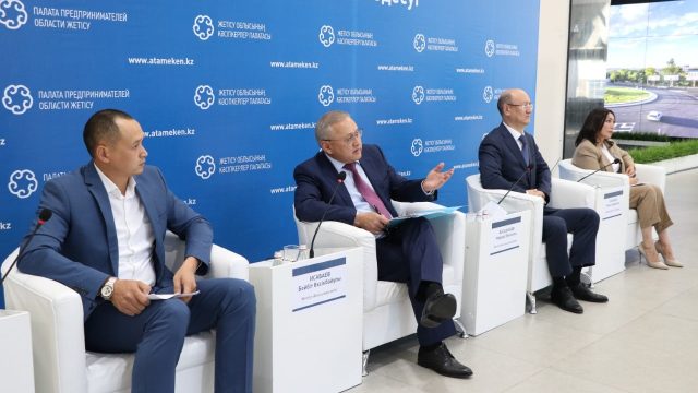 Жетісу облысының әкімі бизнес-қоғамдастық өкілдерімен кездесті