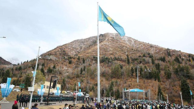 Алматыда Республика күніне орай мемлекеттік туды көтеру рәсімі өтті
