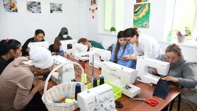Samruk-Kazyna Trust қоры қолдауымен Атырау облысының көпбалалы аналарына тегін кәсіптік курстары басталды