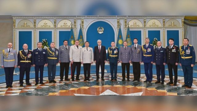 Тоқаев жоғары әскери және арнаулы атақтар, сыныптық шендерді тапсырды