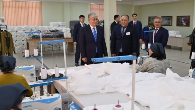 Тоқаев Талдықорғанда ашылған тігін фабрикасы жұмысымен танысты