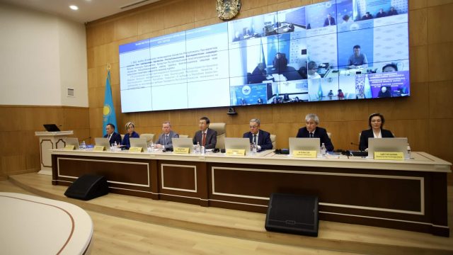 Жигули Дайрабаев пен Мейрам Қажыкен мемлекеттік тіл емтиханынан өтті