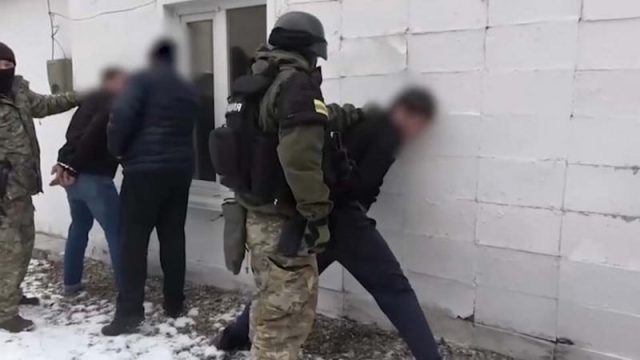 Кәсіпкерлерді бопсалап ақша алатын қылмыстық топ ұсталды