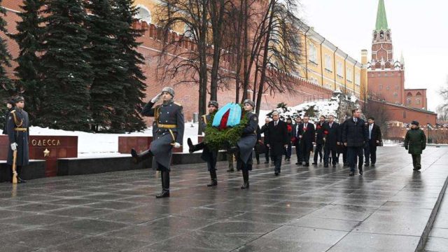 Тоқаев «Белгісіз жауынгер бейіті» ескерткіш-мемориалына гүл шоғын қойды