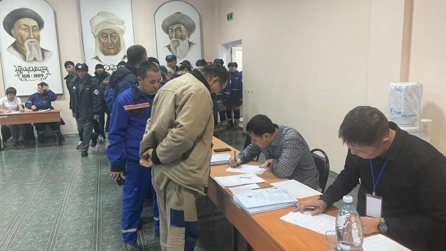 Теңіз кен орнындағы мұнайшылар дауыс беріп жатыр