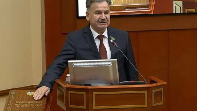 Дмитрий Легкий мәжіліс депутаты ретінде ант берді