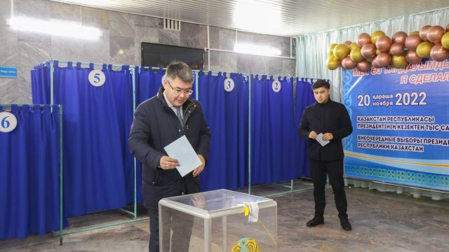 Атырау облысының әкімі ҚР президентінің кезектен тыс сайлауында дауыс беруге қатысты