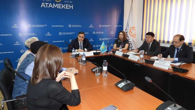 Атырау Антикор басшысы Ерлан Досанов азаматтарды қабылдады