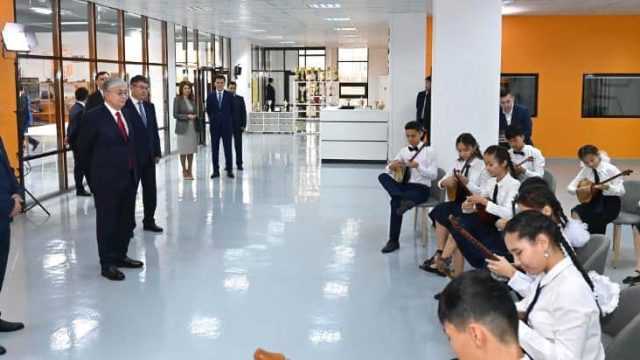 Президент Атырауда Абай атындағы орталықтың жұмысымен танысты